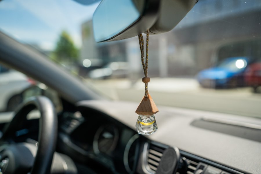 Paar Tipps, wie man den Fahrzeug-Innenraum mit einem Aroma-Diffusor fürs Auto durchduftet