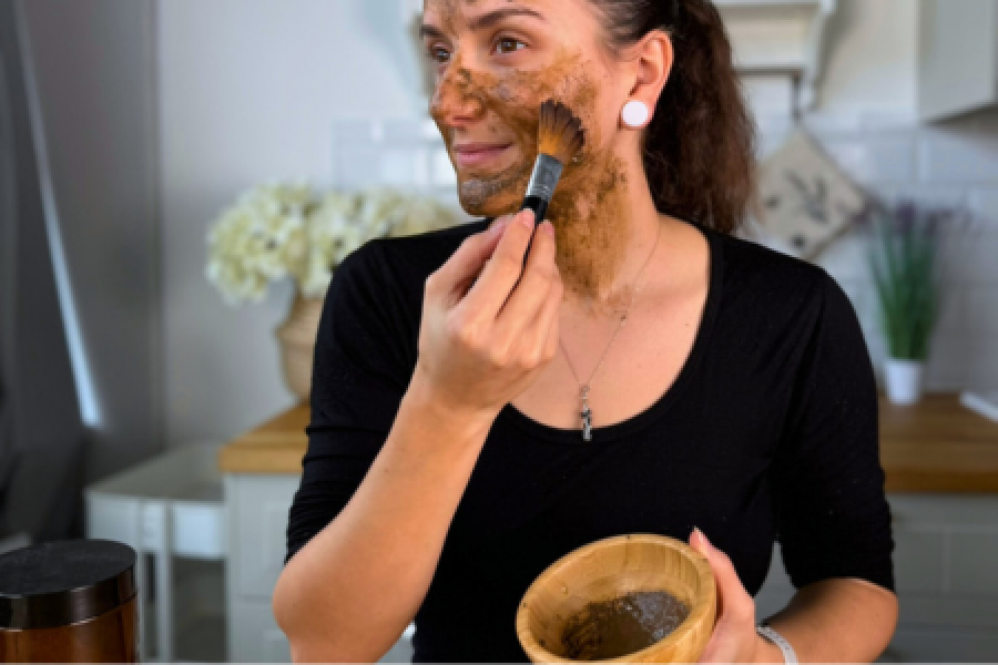 Essential body care: Face mask with mud from the Dead Sea